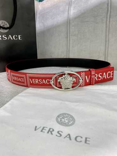 宽度4.0Cm Versace 范思哲 此款Palazzo腰带采用牛皮革面料制作，并饰有Le Pop Classique图案印花和标志性的美杜莎五金配件。