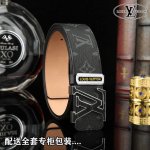 高端品质，实物拍摄 批￥ 配全套包装 品牌： Lv 海外原单 扣头材质：精品实心钢扣 带身材质正面：正版40Mm宽度采用双面进口原版皮腰带，真空电镀五金扣头实物