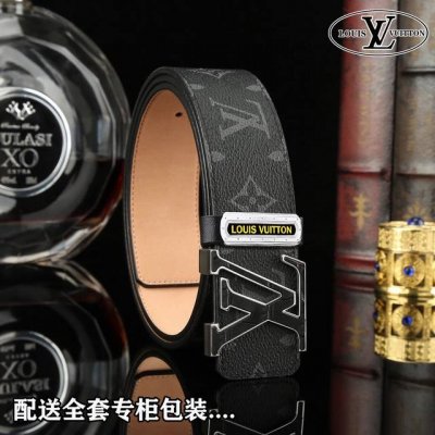 高端品质，实物拍摄 批￥ 配全套包装 品牌： Lv 海外原单 扣头材质：精品实心钢扣 带身材质正面：正版40Mm宽度采用双面进口原版皮腰带，真空电镀五金扣头实物