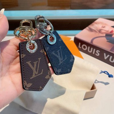 Lv老花系列M 钥匙扣 包饰车钥匙挂件 Dauphine Dragonne 钥匙扣彰显金属匠艺与品牌经典标识的融合标志性 配包装