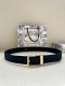 宽度3.5Cm Dior 这款腰带采用黑色超迷你 Oblique 印花面料精心制作，搭配金属覆层黄铜腰带扣，彰显优雅时尚的风范。腰带长度可调节，可与各式 35