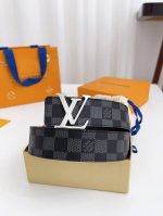 特P180 Lv 宽度40Mm 寸5 双面原厂小牛皮，工艺考究，设计时尚富有内涵。黑色双面小牛皮。双面可用。