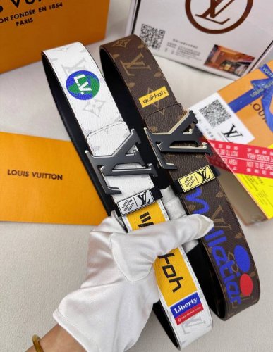 皮带：Lv..路易..威登顶级复刻. 腰带：原单品质百分百头层牛皮，保证真皮。双层渐变间金色磨砂烤漆设计.24K纯钢扣涂鸦彩绘图案艺术双面可用专柜同等质量， 送