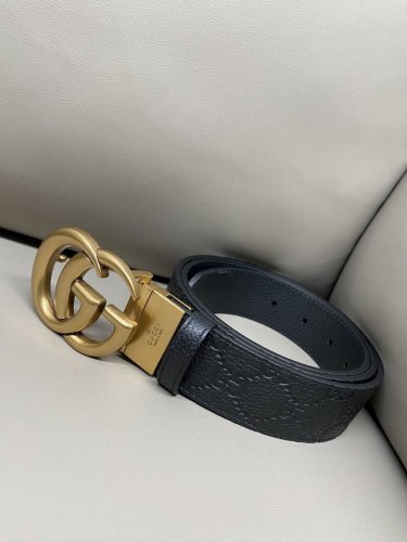 3.7宽度双面用 这款Gg Marmont系列胺带是2026早系列之一。这款皱带从品牌典藏设计随取灵感，以粒闻皮革近心打造，配以浅金色调双G造型搭扣，尽释别一