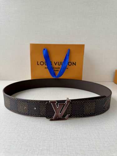 4.0宽作为路易威登备受喜爱的设计之一，Lv Initiales 双面腰带此次拼接明亮牛皮革和 Monogram Eclipse 帆布，以抛光 Lv 字母烤漆间