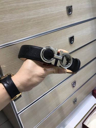 配送专柜包装 打孔针 特 新款 F宽35Mm 标志造型皮带，圆柱8字S F铆钉扣，双面进口原版进口压花牛皮配而制成，镀金表面金属制品，品质保证，非市场通货