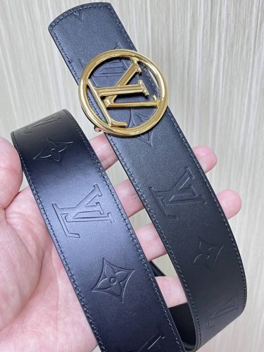 特 4.0当季新款 双面进口小牛皮 一面压花 一面起鼓平纹 可双面用 搭配精品扣头 实物实拍
