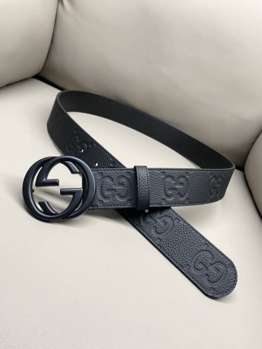 古驰.Gucci 全套包装 4.0Cm Gg 2024新款Supreme帆布是品牌的一款代表性面料，其灵感源自30年代的典藏设计。互扣式双G以钯金色调配件亮眼呈