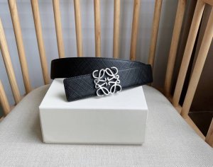 特 Loewe 罗意威最新专柜同款腰带 双面头层牛皮 简约造型精美的材质质量 致力打造对不同领域的时尚精品 宽:4.0Cm