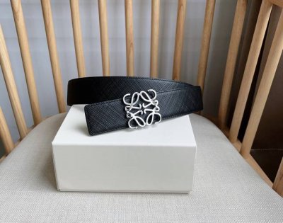 特 Loewe 罗意威最新专柜同款腰带 双面头层牛皮 简约造型精美的材质质量 致力打造对不同领域的时尚精品 宽:4.0Cm