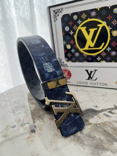 品名：Lv..路易..威登原单 材质：原单牛皮腰带 百分百头层牛皮腰带保证真皮钢扣，专柜原单品质、做工精细，时尚大牌，送人自用首选 包装： 请认准如图专柜包装赠
