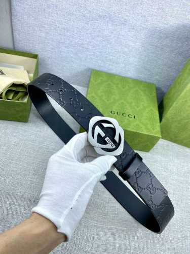 宽度4.0Cm Gucci 互扣式双G带扣腰带，采用热压印技术的Gucci Signature蓝色皮革精制而成，触感厚实，印花图案清晰分明。