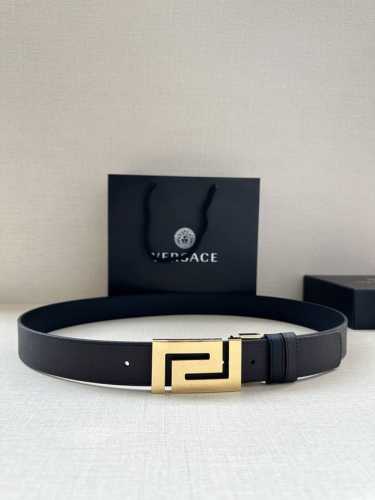 宽度3.5Cm Versace 范思哲两面手掌纹此款柔软的皮带饰有一个几何形状的希腊回纹别扣，既时尚又优雅