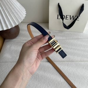 特 Loewe经典牛皮革腰带，亮面Loewe几何腰带扣。宽1.5Cm，Zp开发，细节精致。罗意威这款皮带旁人看到的像是条形码，自己低头看是她的Logo，太喜欢这