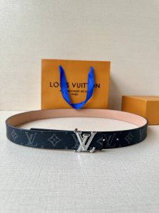 本款3.0宽Lv Initiales 双面腰带选用 Monogram 帆布和沙底皮革 以新款抛光 Lv Initiales 搭扣从容固定 传递路易威登的典雅美学