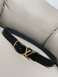 Lv 3.5Cm针扣饰方形搭扣老花印花压纹腰带 中性色调精致牛皮革与方形搭扣完美合璧，不经意间散发商务正装风范。这款宽版腰带精选Lv粒面牛皮革制作，方形搭扣金属