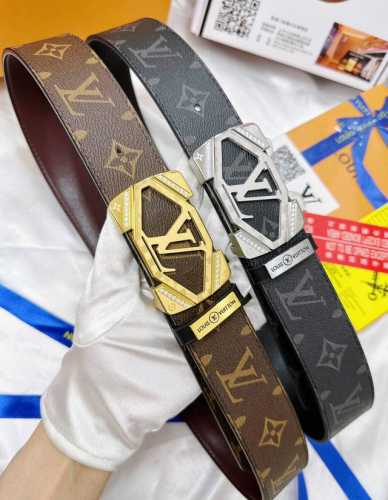 皮带：LV..路易..威登镶嵌满钻 腰带：顶级原单复刻品质百分百头层牛皮，保证真皮。雕花镂空镶钻工艺.真空电镀.永不掉色.24K纯钢扣头层老花，黑格，棕格，黑花
