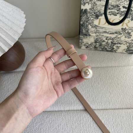 Dior新款腰带采用光滑牛皮材质精心制作，搭配富有光泽的珍珠饰面金属腰带扣，彰显优雅线条，并镌刻以Cd标志点缀，经典优雅，可与牛仔裤、半身裙或连衣裙轻松搭配。宽 - 点击图像关闭