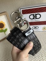 品名：菲拉格幕 原单 材质：原单牛皮腰带 百分百头层牛皮腰带保证真皮，24K纯钢扣，专柜原单品质、做工精细，时尚大牌，送人自用首选 包装： 请认准如图专柜包装赠