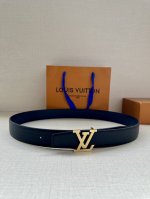 特 Lv Heritage 双面腰带，3.4 宽。精选粒面皮革与纳帕皮革，搭配抛光且菱形新款 Lv 搭扣，独具魅力。微弧形边缘与摩登形状末端，尽显细致匠心，无疑