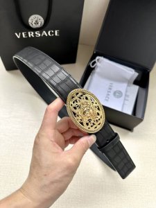 宽度4.0Cm 范思哲Versace人头标志：腰带扣上的3D镂空美杜莎，赋予该款Palazzo腰带很高的辨识度。腰带采用柔软两面牛皮制作。
