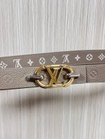 当季新款，腰带取材雍容牛皮革和 Monogram 帆布，便于随心切换两 式风尚。路易威登手写体标识化身为宽幅金属搭扣，于中央点亮视线 焦点，可为休闲和正式造型注