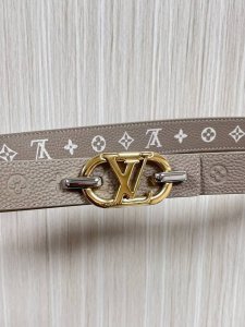 当季新款，腰带取材雍容牛皮革和 Monogram 帆布，便于随心切换两 式风尚。路易威登手写体标识化身为宽幅金属搭扣，于中央点亮视线 焦点，可为休闲和正式造型注