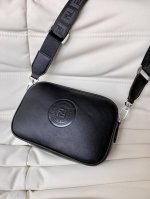 Fendi Pouch芬迪男包相机包超爆款来袭拉，头层纳帕牛皮 手工缝制 细腻一丝不苟，一出手足以吸引全部人的眼球再多小物品一包搞定，特殊双F压花照旧了芬家近年