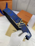 特 4.0宽 Initiales Everyday 双面腰带令 Louis Vuitton 标识加入经典 Monogram 图案，再以丝滑小牛皮演绎沉稳一面，搭