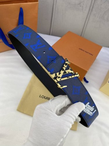 特 4.0宽 Initiales Everyday 双面腰带令 Louis Vuitton 标识加入经典 Monogram 图案，再以丝滑小牛皮演绎沉稳一面，搭