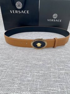 宽度4.0Cm V E R S A C E 范思哲 此款腰带柔软 头层皮饰带搭配一枚椭圆形美杜莎带扣。本季标志性的versace饰件点缀其上，平添魅力