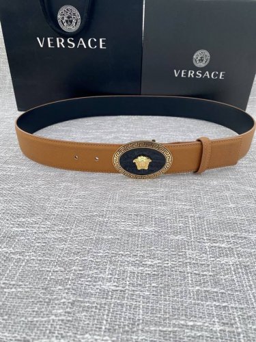 宽度4.0Cm V E R S A C E 范思哲 此款腰带柔软 头层皮饰带搭配一枚椭圆形美杜莎带扣。本季标志性的versace饰件点缀其上，平添魅力
