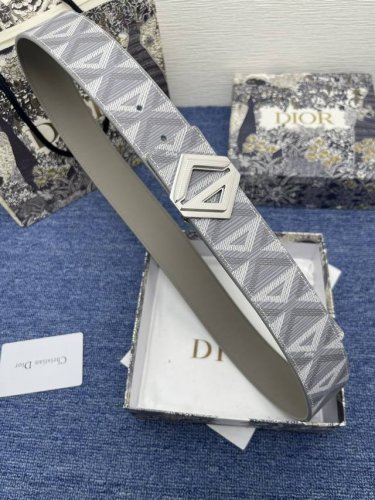 迪奥550 4.0Cm 特 这款 30 Montaigne Avenue 腰带从同名手袋汲取灵感，采用黑色光滑 牛皮革精心制作，质感柔软，设计优雅，饰以富有光泽