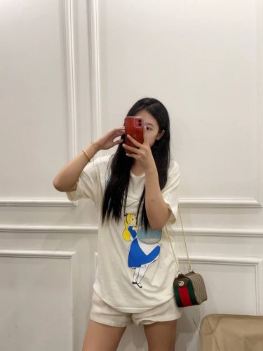 礼盒包装Gucci Ophidia 链条单肩斜挎包 把Gucci的复古风诠释得淋漓尽致~ 圆顶造型设计，实用性和性价比 Gucci酷奇便当饭盒包 今天的气场是H