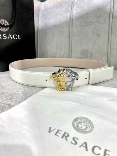 宽度4.0Cm Versace 范思哲此款柔软的皮带饰3D美杜莎腰带扣，可搭配正装或休闲牛仔装。