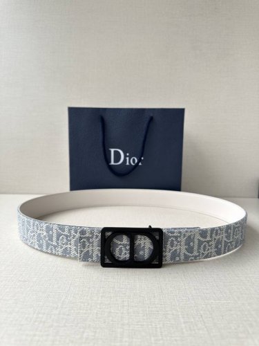 宽度3.5Cm Dior 受到标志性的同名手袋的启发 Montaigne腰带提供可翻转的版本 这要归功于其旋转机制 一侧采用天然光滑的小牛皮制成