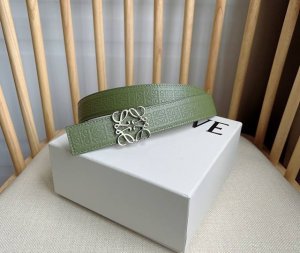 Loewe 罗意威专柜最新同款腰带 双面头层牛皮 正反面两穿腰带 选用压纹丝绸牛皮革制成 反复Anagram图案 配有Loewe Anagram针扣 女神们的首