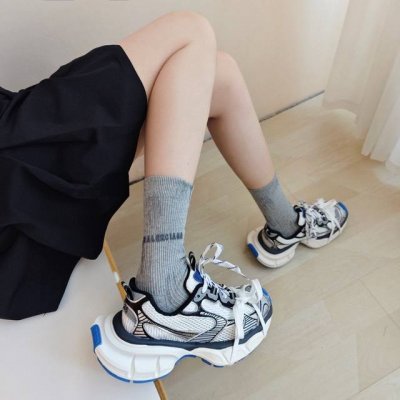 配包装 一盒五双 Balenciaga 巴黎世家 超级爆款网红袜子 巴黎家官网同步硅胶字母小腿袜，Ins明星网红推荐火爆至极纯棉材质，轻薄柔软透气，四季通用，欧