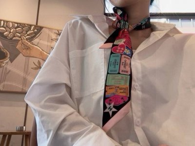香奈儿 Twilly小丝巾来了，Chanel 名副其实的小可爱， 人手三条闭眼收，我都不拦着 N久都没有见过这么好看的Twilly 真的是真香本香了，凹造型必备