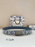 宽度4.0Cm Dior 这款 40 毫米双面腰带结合典雅气质与摩登风范。双面设计，一面采用灰色Cd Diamond 图案帆布 ，另一面采用同色调光滑牛皮革。C