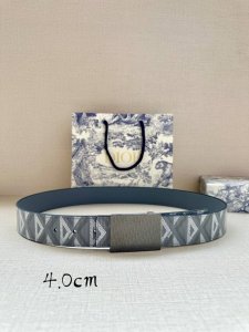 宽度4.0Cm Dior 这款 40 毫米双面腰带结合典雅气质与摩登风范。双面设计，一面采用灰色Cd Diamond 图案帆布 ，另一面采用同色调光滑牛皮革。C