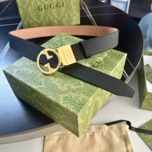 G U C C I 寬度35毫米 男士腰帶 這款時尚腰帶以黑色荔枝紋皮革匠心呈現，配以由全金色調金屬打造的Gucci銘牌旋轉腰帶扣 長度可自行裁剪！