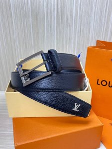-3.5荔枝纹进口牛皮，尾巴五金小L，搭配精品扣头。3.5针扣。