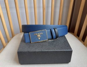 Prada 普拉达 专柜最新款 这款搭扣式腰带出自多功能的组合式配饰系列 可随心搭配 带扣上饰有刻字徽标简约廓形彰显别具一格的特色和现代感 呈现精致质感 宽:3