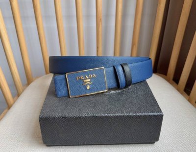 Prada 普拉达 专柜最新款 这款搭扣式腰带出自多功能的组合式配饰系列 可随心搭配 带扣上饰有刻字徽标简约廓形彰显别具一格的特色和现代感 呈现精致质感 宽:3