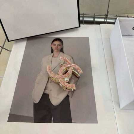 配包装盒 Chanel 香奈儿 最新款小香爆款抓夹，超级好看！名媛范儿十足，小仙女必备 - 点击图像关闭