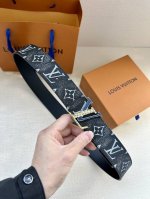特 Lv Shape 双面腰带为 Lv Shape 搭扣赋予摩登雾面观感，无论搭配异彩纷呈的 Lv Graffiti 帆布或沉稳牛皮革，均可表明个性态度。