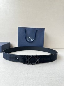 Dior 宽度3.5Cm 这款不锈钢金属腰带扣、是季节男装系列新品，展现 Dior 经典的藤格纹图案。可与各式35毫米腰带搭配，彰显经典风格。
