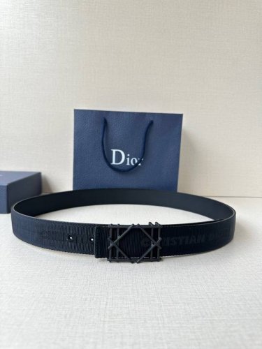 Dior 宽度3.5Cm 这款不锈钢金属腰带扣、是季节男装系列新品，展现 Dior 经典的藤格纹图案。可与各式35毫米腰带搭配，彰显经典风格。