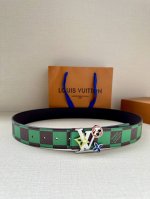 特 本款 Lv Initiales 双面腰带出自 春夏男装秀场，为 Damier Pop 帆布浸染潮流新色，翻转可见光滑素雅牛皮革。Lv 字母搭扣与崭新 Lou